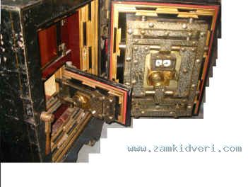 Consolidated 2mvt on safe door