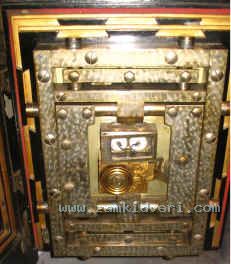 Consolidated 2mvt on safe door 1