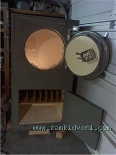 Kromer in Mosler vault door 1
