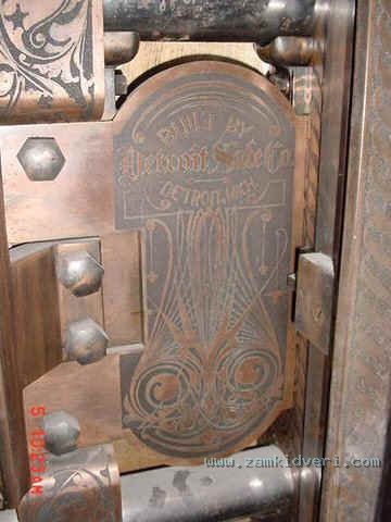 Hollar in vault door 5