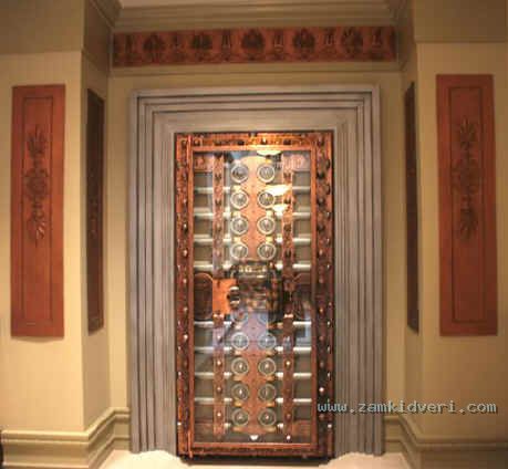 Hollar in vault door