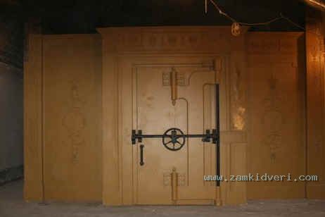 Hollar in vault door 1