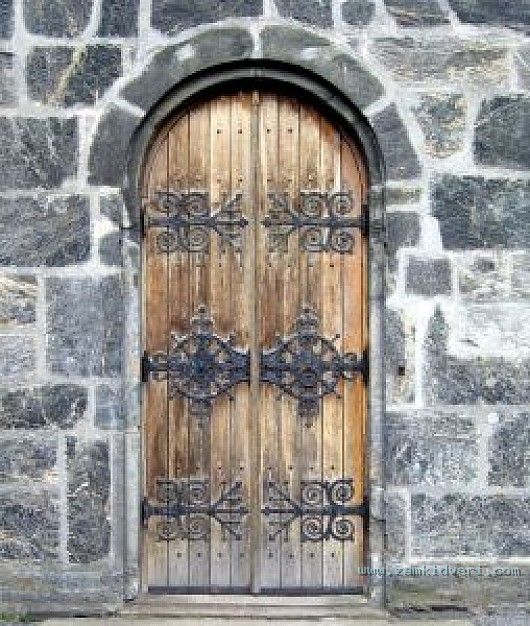 medieval wooden door 21055987