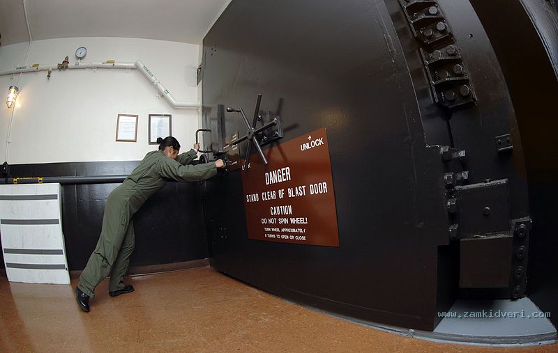 800px Blast door minot AFB, ND