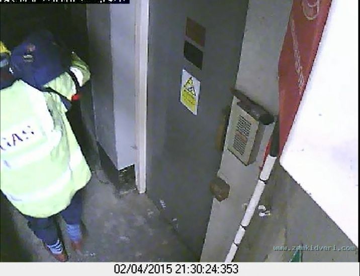 2 male d enters 2 apr 21.30.24