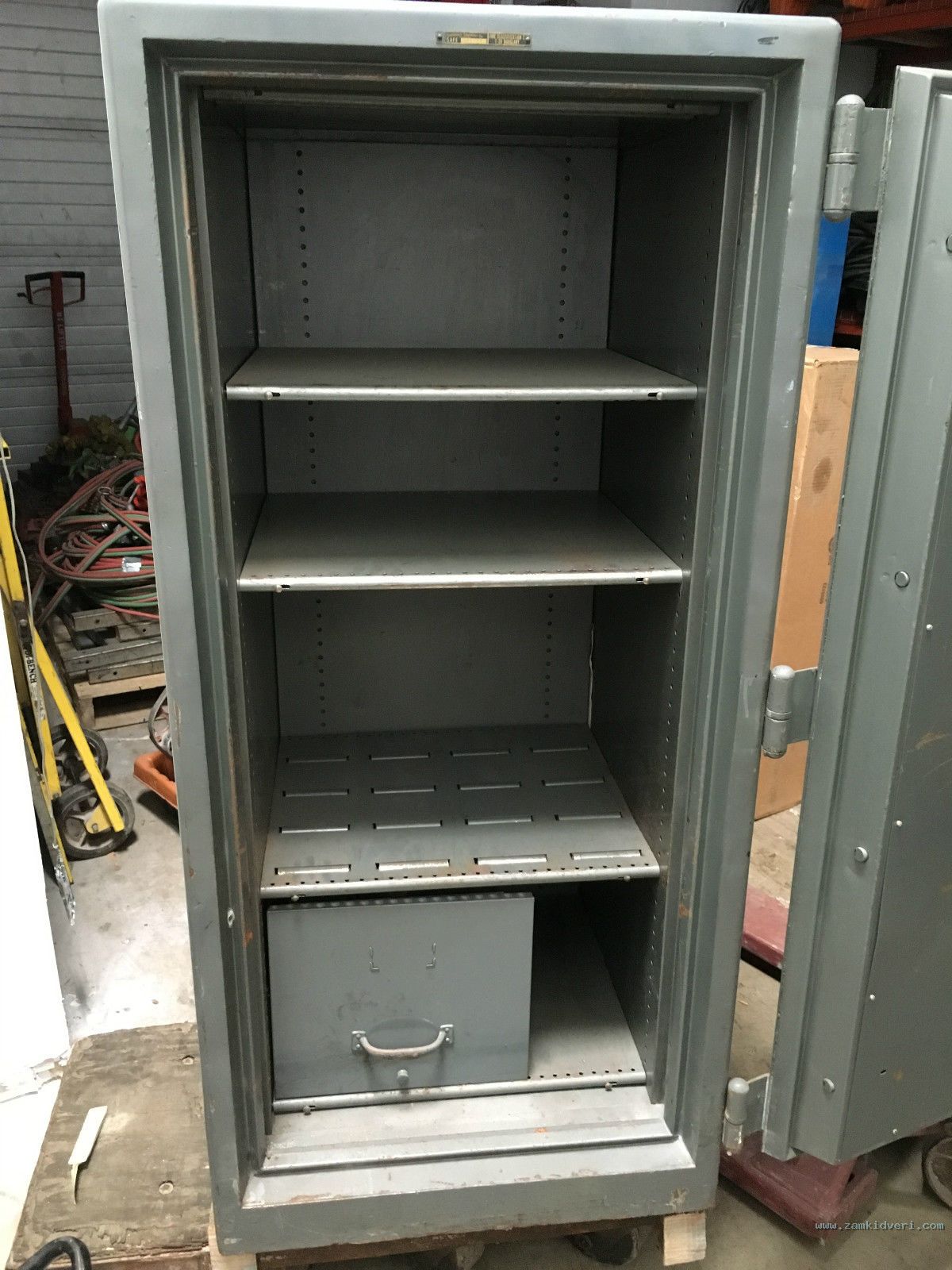 s l1600