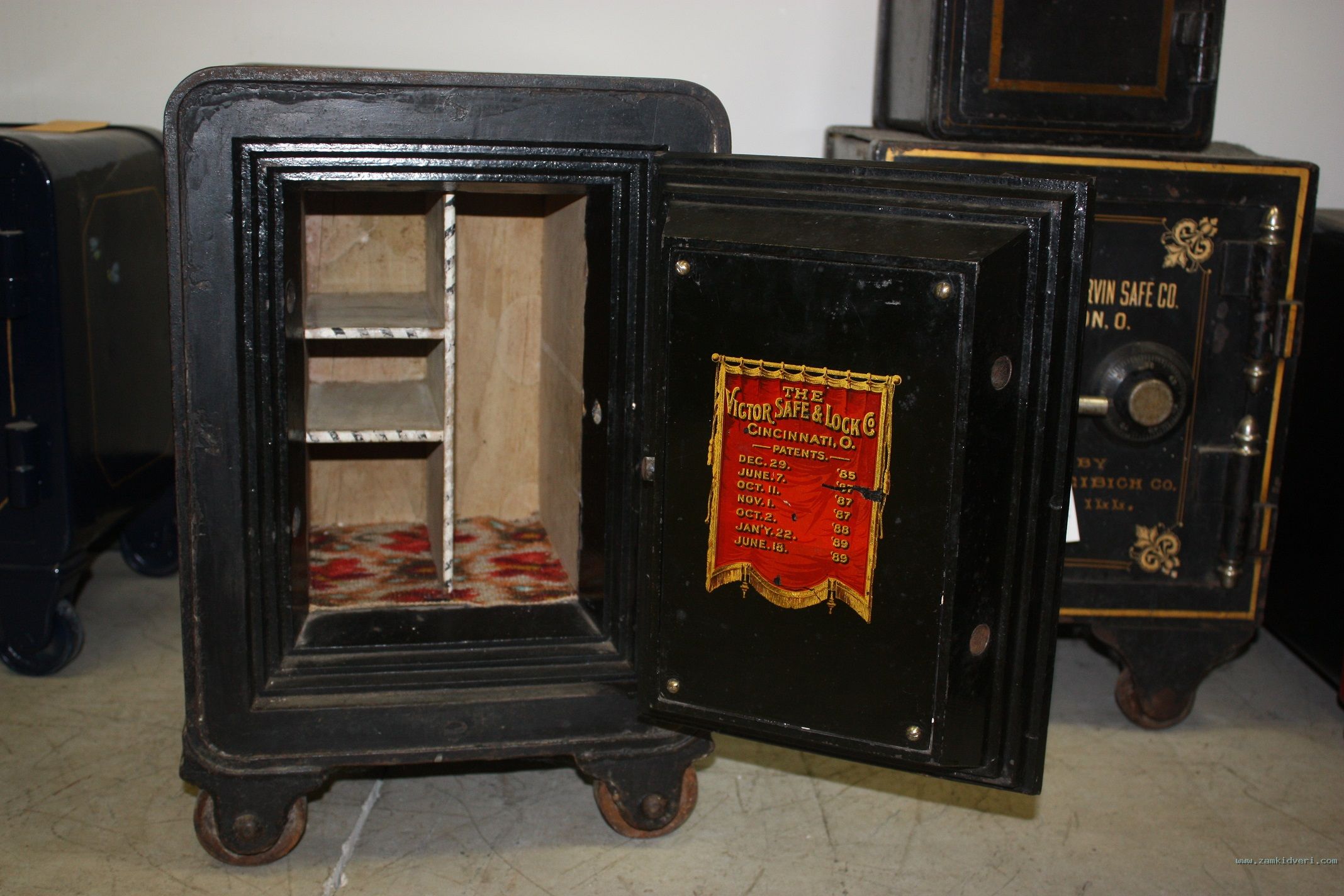 ANTIQUE VICTOR 20X14 001