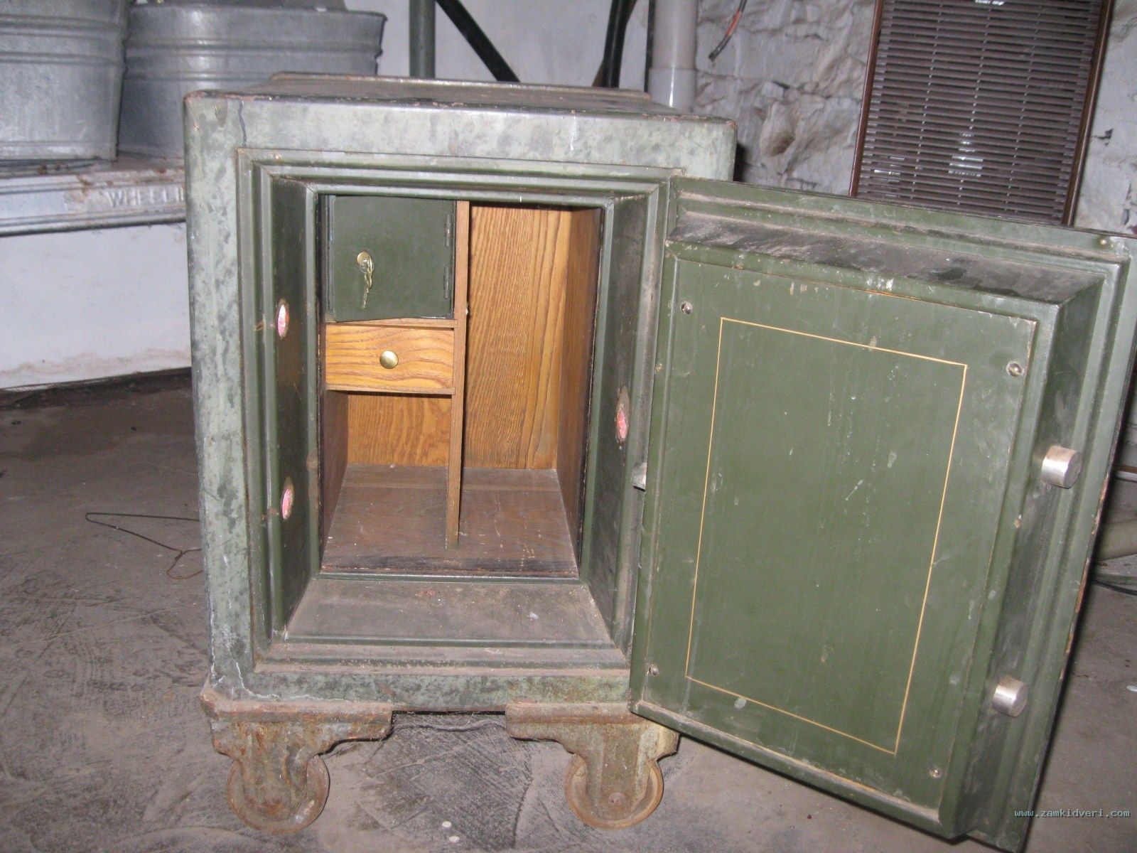 inside safe 0